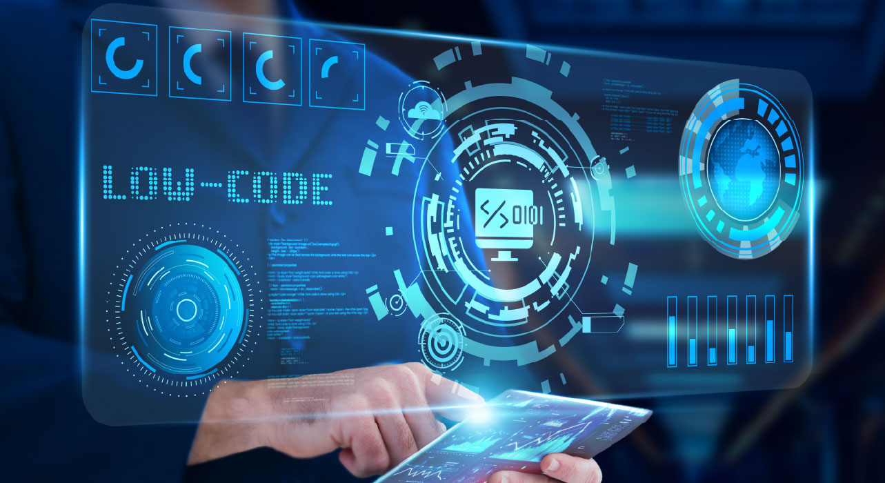 Uma pessoa interage com uma interface digital futurista que exibe a tecnologia "Low-Code", com elementos holográficos azuis, engrenagens e um ecrã táctil. Ambiente de alta tecnologia.