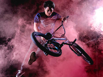 ciclista bmx representando a tranformação digital de forma mais segura, rápida e ágil